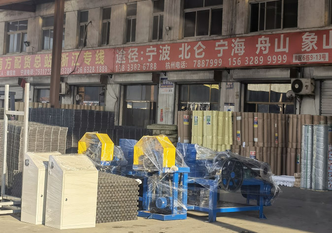 山東李經(jīng)理訂購的中型水箱拉絲機發(fā)貨了，請注意收貨！